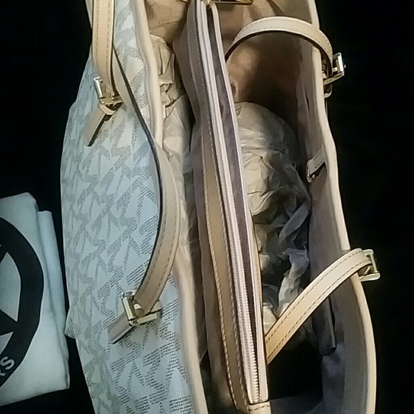 Michael Kors Signature E/W Jet Set Tote & Wallet - Picture 2 of 6